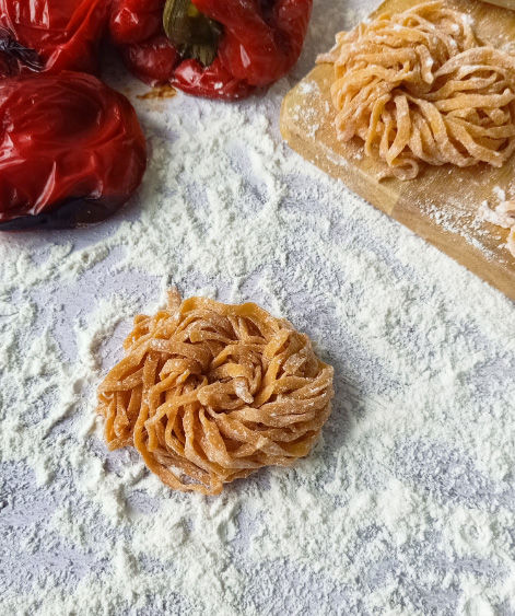 prepare Roasted Bell Pepper Linguine Pasta for meal เตรียมเส้นพาสต้าลิงกวินีสดผสมพริกหวานย่างสำหรับมื้ออาหาร