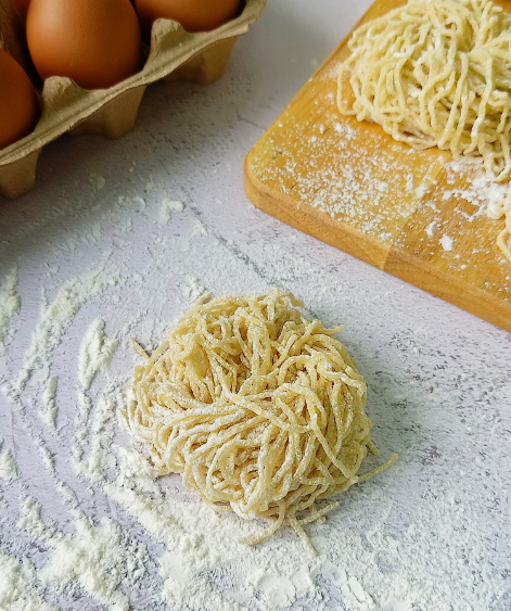 prepare Free-ranged Egg Noodle for meal เตรียมเส้นบะหมี่ไข่สดจากไข่แม่ไก่อารมณ์ดีสำหรับมื้ออาหาร