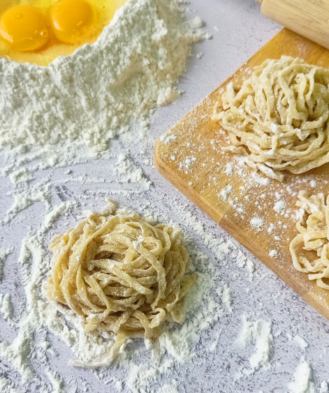 prepare Free-ranged Egg Linguine Pasta for meal เตรียมเส้นพาสต้าลิงกวินีสดจากไข่แม่ไก่อารมณ์ดีสำหรับมื้ออาหาร