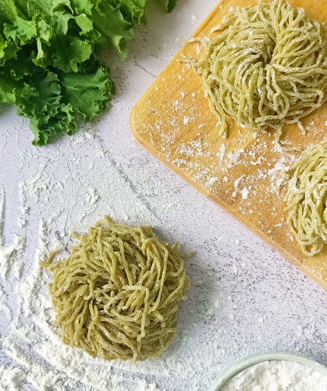 prepare Fresh veggie Egg Noodle (Kale) for meal เตรียมเส้นบะหมี่ไข่สดผสมผักเคลออร์แกนิคสำหรับมื้ออาหาร