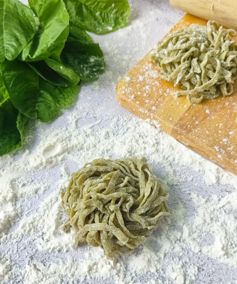 prepare Organic Spinach Linguine Pasta for meal เตรียมเส้นพาสต้าลิงกวินีสดผสมผักโขมออร์แกนิคสำหรับมื้ออาหาร