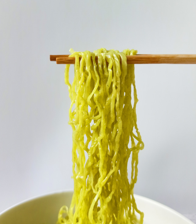 cooked fresh veggie egg noodle (kale) in a white bowl เส้นบะหมี่ไข่สดผสมผักเคลออร์แกนิคลวกสุก