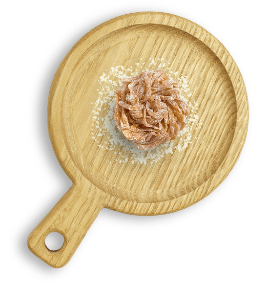 Roasted Bell Pepper Linguine Pasta on a wooden cutting board เส้นพาสต้าลิงกวินีสดผสมพริกหวานย่างบนเขียงไม้