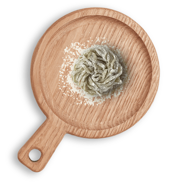 Organic Spinach Linguine Pasta on a wooden cutting board เส้นพาสต้าลิงกวินีสดผสมผักโขมออร์แกนิคบนเขียงไม้
