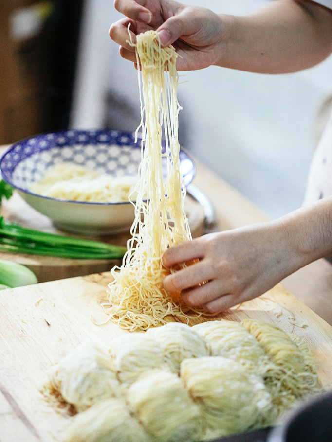 preparing fresh noodle for meal เตรียมเส้นบะหมี่สดสำหรับมื้ออาหาร
