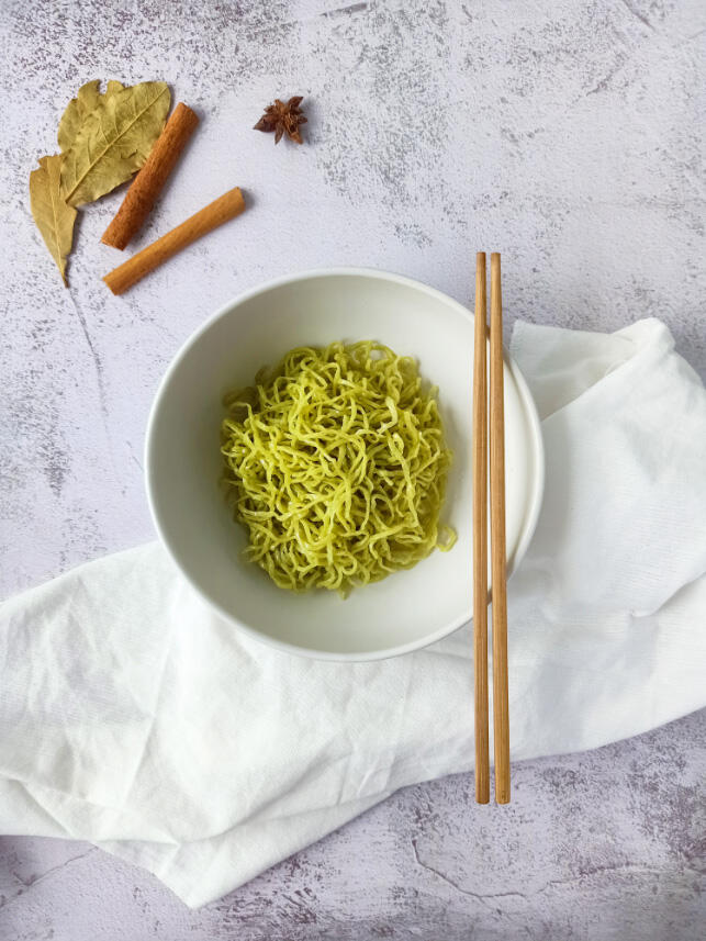 plating cooked fresh veggie egg noodle (kale) in a white bowl เส้นบะหมี่ไข่สดผสมผักเคลออร์แกนิคลวกสุกในชามสีขาว